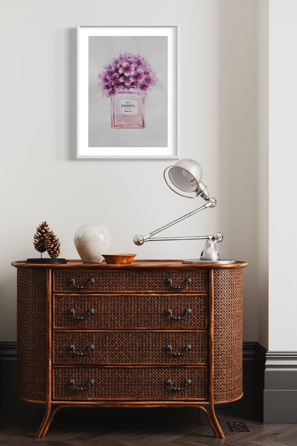 En tavla med en parfymflaska