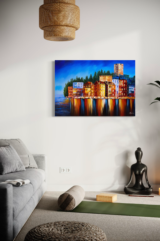 Et maleri af en farverig by i skumringen