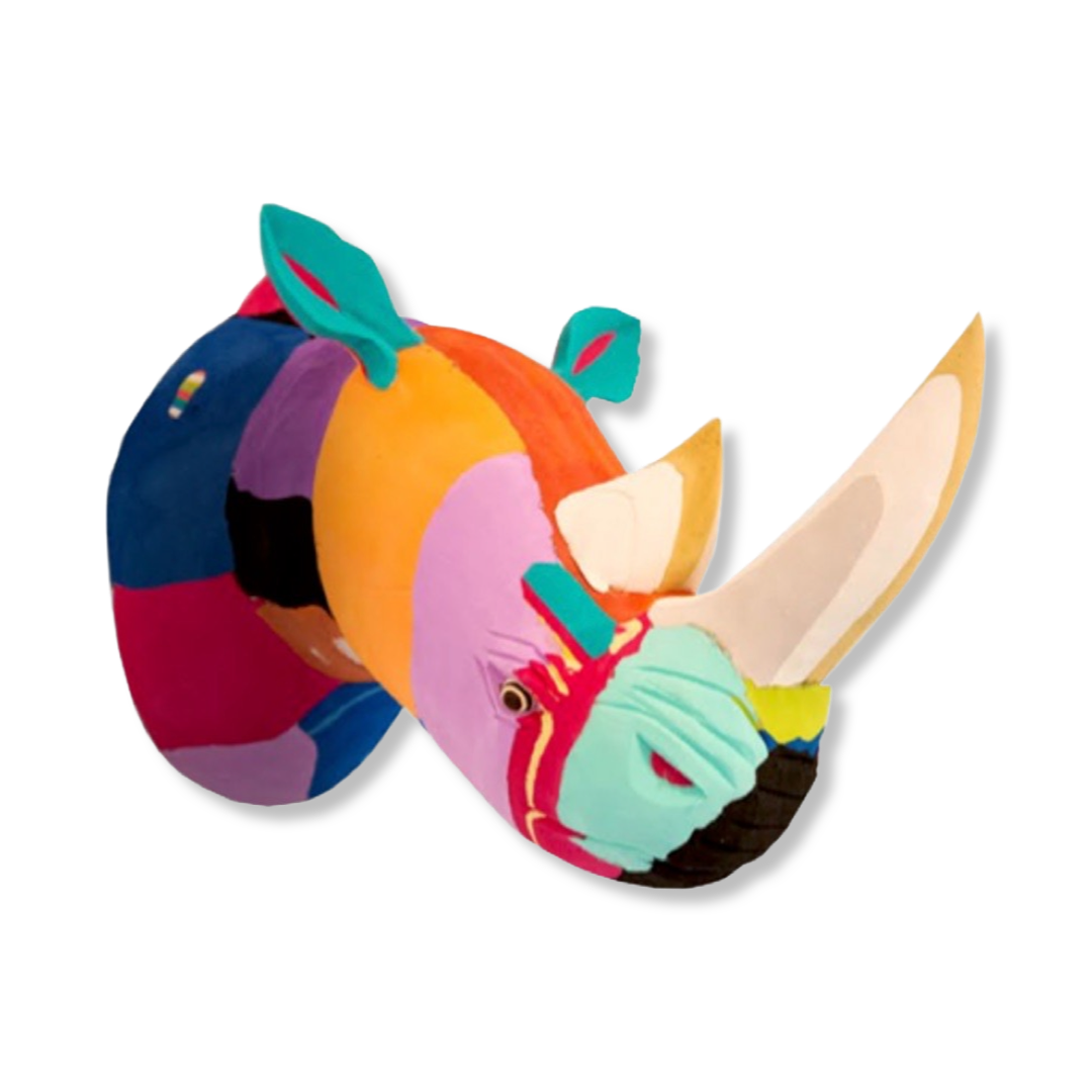 En väggskulptur av en noshörning