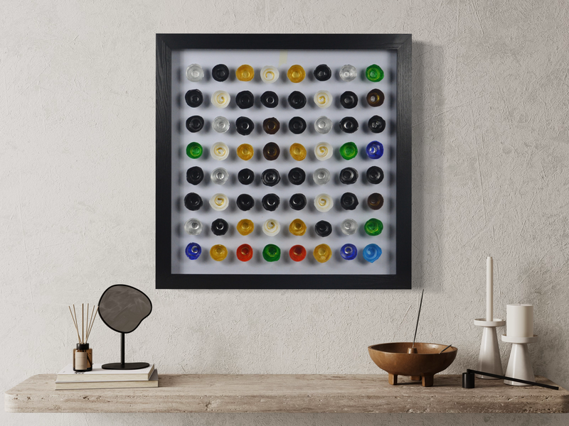 En tavla med små färgglada behållare